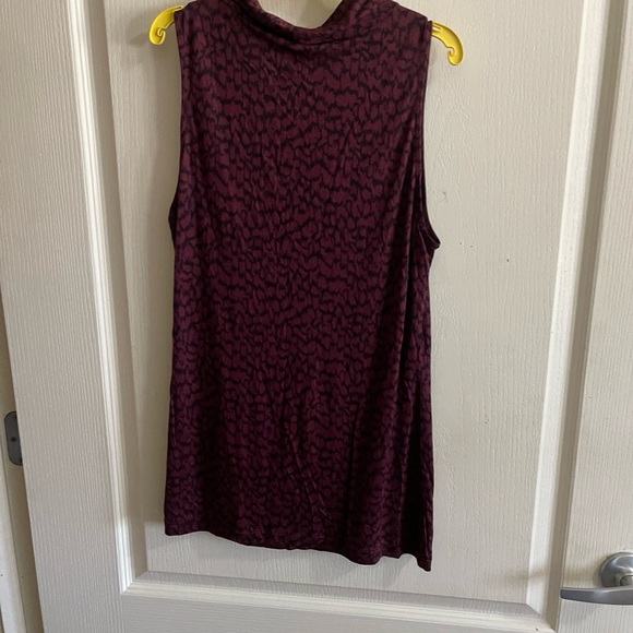 Like new Banana Republic size small tank. Navy & maroon leopard print. 28” long - Picture 2 of 8